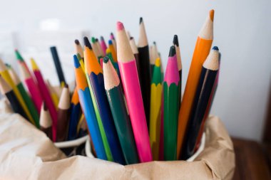 Ahşap arkaplanda izole edilmiş renkli kalemler yakın plan