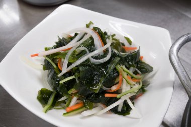 Sebze sirkesinde marine edilmiş susamlı yosun.