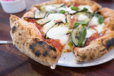 Makarna soslu makarna ve maydanozlu deniz ürünleri.