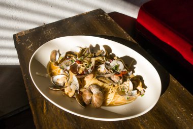 Linguine alla vongole bianco, İtalyan mutfağı, midye soslu makarna..