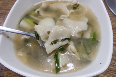 Sujebi, Kore usulü berrak çorba ve börek.