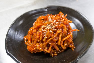 Kore mezesi, baharatlı kurutulmuş kalamar.