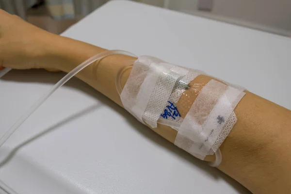 Hastanedeki kadın intravenöz damlalı immünoglobülin aşısı oluyor.