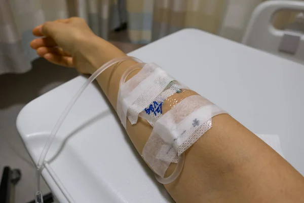 Hastanedeki kadın intravenöz damlalı immünoglobülin aşısı oluyor.