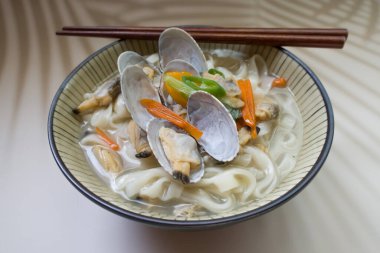 Sakin ve sebzeli el yapımı erişte.