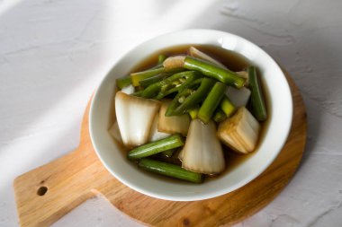 Yeşil soğan ve sarımsaklı turşu, Kore mezesi.