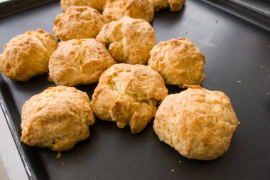 Piyasada satılık taze klasik çörek.