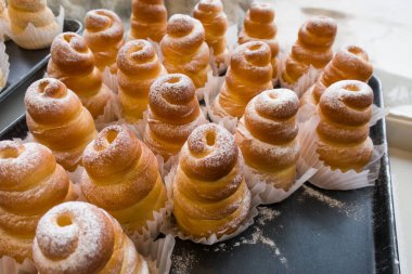 Deniz kabuğu şekilli krema satılık.