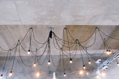 Tavandan sarkan ampuller sıcak hat ışığı