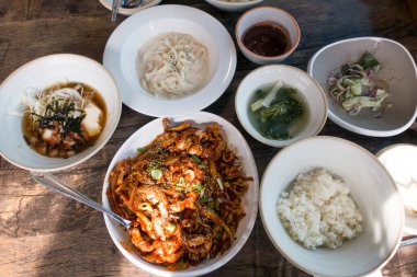 Kızarmış ahtapot ya da Kore baharatlı ezmeli kalamar.