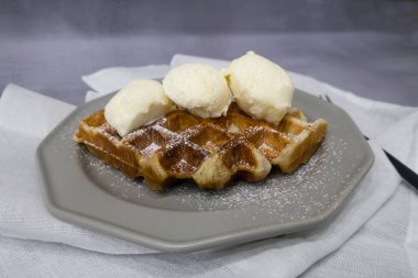 Croiffle adı verilen taze kruvasan waffle. Waffle makinesinde pişirilmiş sade bir kruvasan.