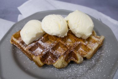 Croiffle adı verilen taze kruvasan waffle. Waffle makinesinde pişirilmiş sade bir kruvasan.