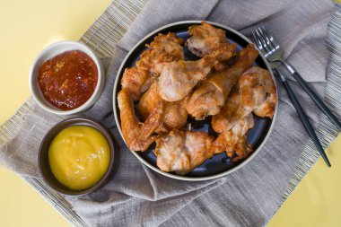 İki kaynaklı ev yapımı kızarmış tavuk.