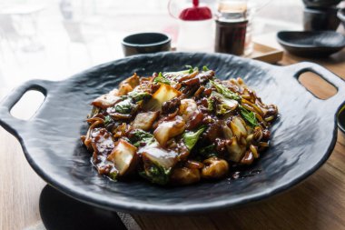 Kore yemeği deniz ürünleri jajangmyeon, kara soya sosu.
