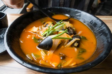 Sebze ve deniz ürünleriyle Çin usulü baharatlı şehriye.