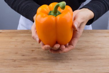 Kesme tahtası bıçak ve taze dolma biberle