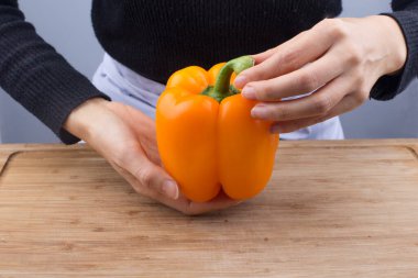 Kesme tahtası bıçak ve taze dolma biberle