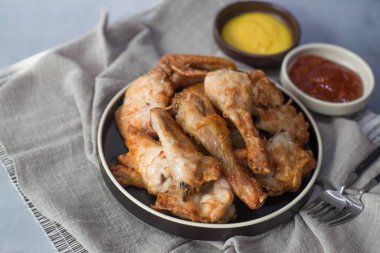 İki kaynaklı taze kızarmış Kore tavuğu.