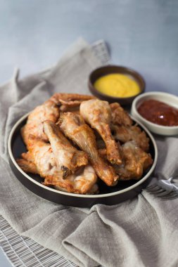 İki kaynaklı taze kızarmış Kore tavuğu.