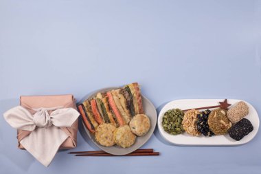 Geleneksel Kore tatlıları ve krepli aperatifler