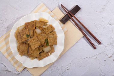 Kore yemeği, kızarmış balık köftesi, meze.