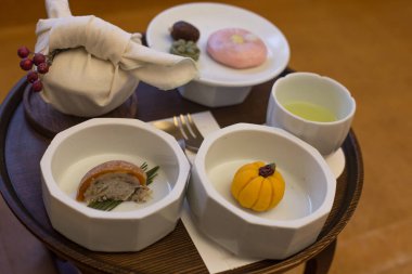 Küçük yemek masasında Kore Kraliyet Sarayı Mutfağının bir resmi