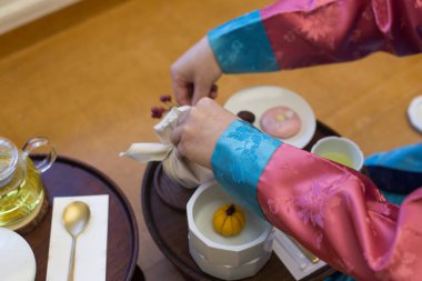 Küçük yemek masasında Kore Kraliyet Sarayı Mutfağının bir resmi