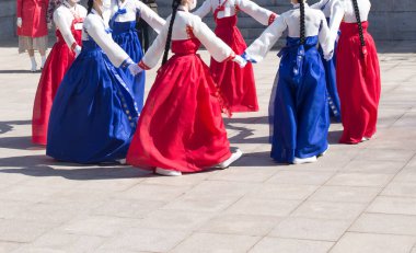 Geleneksel bir Kore kostümü olan Hanbok giyen kadınlar geleneksel Kore dans gösterisi yapıyorlar.