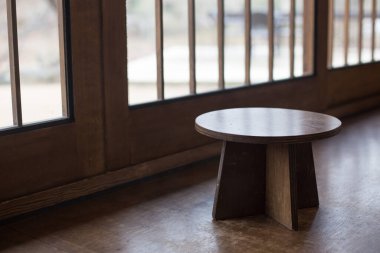 Ahşap pencereli Kore geleneksel ahşap çay masası