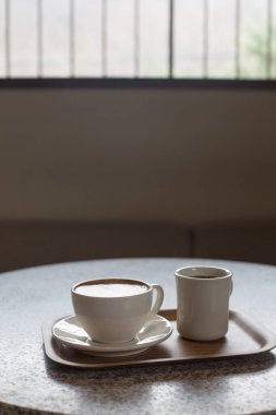 Kafede kalp şeklinde kapuçino veya latte kahve.