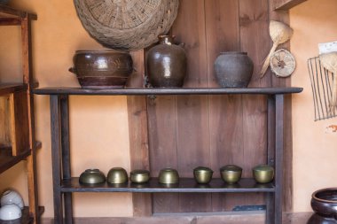 Kore Geleneksel Mutfağı - Kahverengi duvarın arka planında Kore antika pişirme aletleri