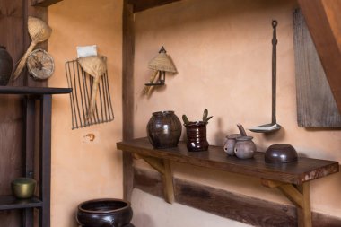 Kore Geleneksel Mutfağı - Kahverengi duvarın arka planında Kore antika pişirme aletleri