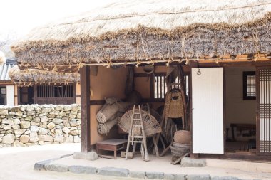 Geleneksel Güney Kore sazdan çatı evi. Çatı samandan yapılmış.