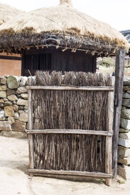 Geleneksel Güney Kore sazdan çatı evi. Çatı samandan yapılmış.