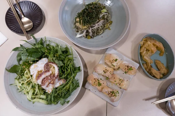 Ahtapot Soya Sosu Eriştesi, yeşil sebzeli.