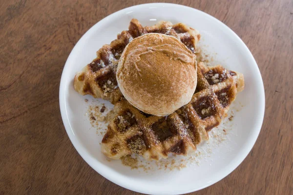 Uma Massa Croissant Assada Ferro Waffle Com Uma Colher Sorvete — Fotografia de Stock