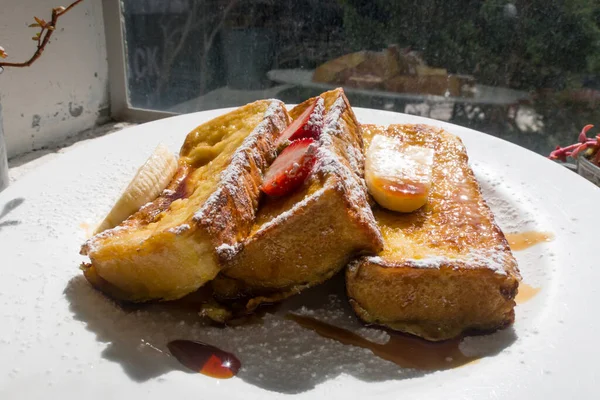 Desayuno Tostadas Francesas Con Fresas Almíbar —  Fotos de Stock