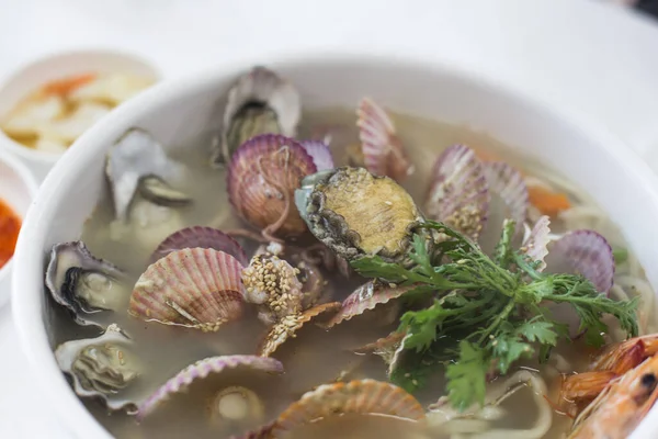 韩国面汤和各种新鲜海鲜 — 图库照片