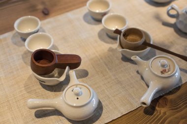 Çay takımı, fincanları ve çaydanlığı olan Asya yemekleri.