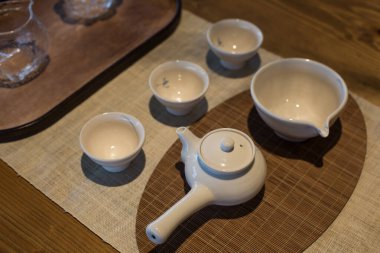 Çay takımı, fincanları ve çaydanlığı olan Asya yemekleri.