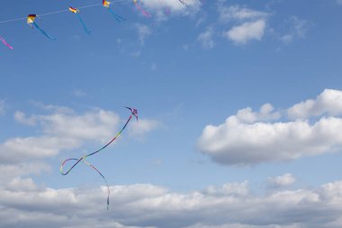 Arka planda uçan uçurtma Bulutlu mavi gökyüzü