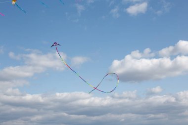 Arka planda uçan uçurtma Bulutlu mavi gökyüzü