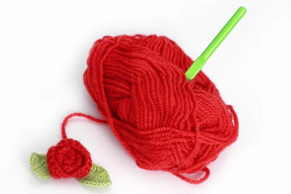 赤いかせとかぎ針編みローズ — ストック写真