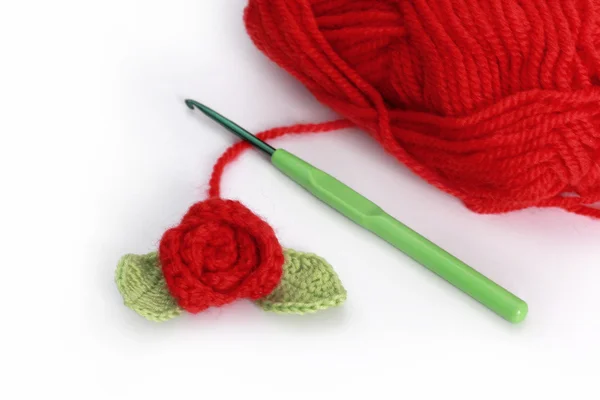 Red skein and crochet rose — Stock Photo, Image