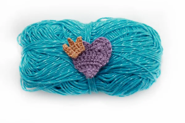 Crocheted heart with crown on the skein — Stock Photo, Image