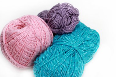 beyaz zemin üzerinde üç skeins