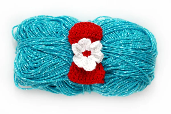 Crocheted red bow on the skein — Stock Photo, Image