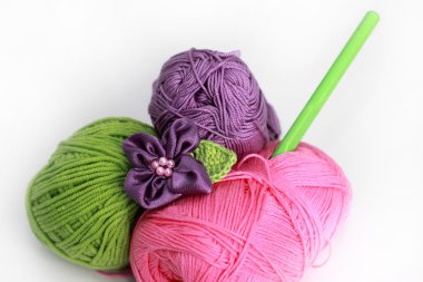 beyaz zemin üzerinde üç skeins örgü aksesuvarları-