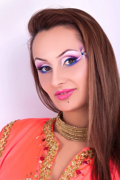 Retrato de uma bela jovem com maquiagem profissional — Fotografia de Stock