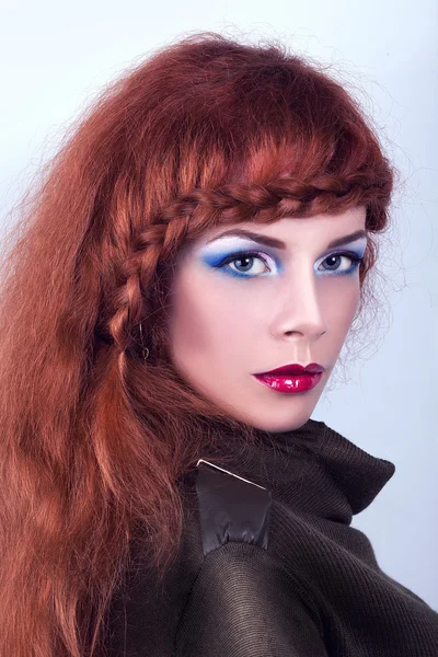Porträtt av en vacker ung flicka med professionell makeup — Stockfoto